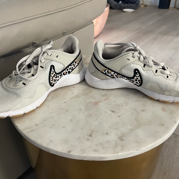 Nike Women's/big girls Sneakers with Leopard Detail, size 5.5 - Picture 6 of 8